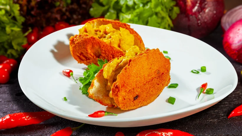 L'acarajé, une spécialité bahianaise à base de haricots frits farci de crevettes et de vatapá (une purée épicée), vendu dans les rues de Salvador à moins de 3 euros.