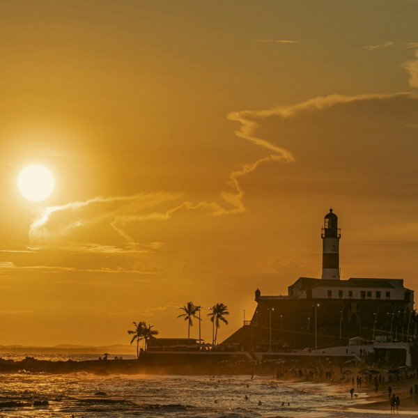 coucher de soleil sur le phare de Barra Salvador de Bahia