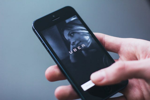 Un téléphone portable avec l'application Uber vous permettra de voyager en toute sécurité à Salvador de Bahia