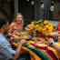 Des amis qui partagent un repas